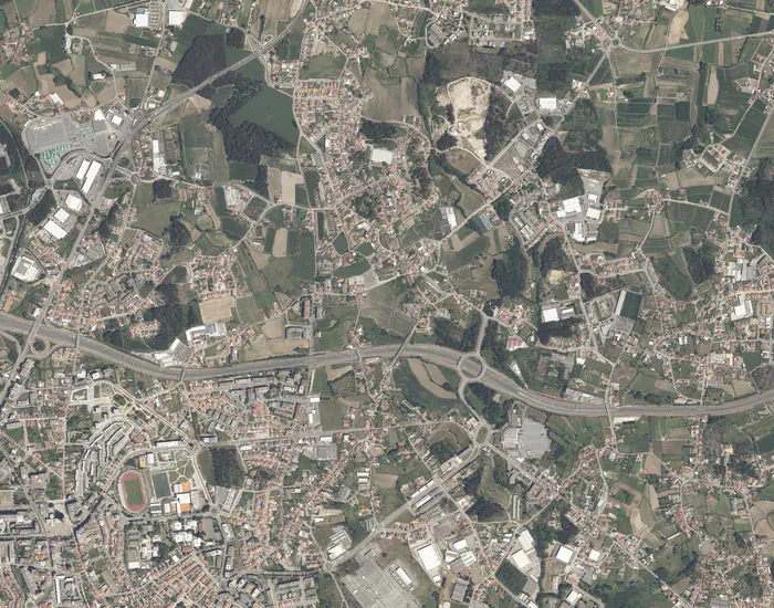 Ortofoto de la A41 en Maia (Portugal), del PK 6+000 al 9+000, con los 11 activos que levanta faast: pasos inferiores y superiores y dos pórticos de peaje.